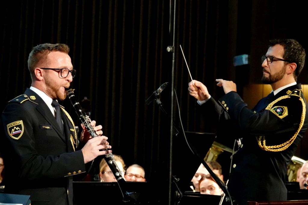 Med koncertom na odru: solist Ulaga stoji in igra ob dirigentu