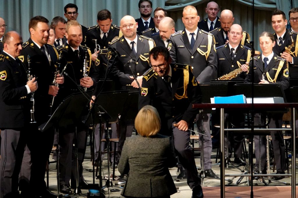 Adamičeva hčerka čestita dirigentu Policijskega orkestra za koncert