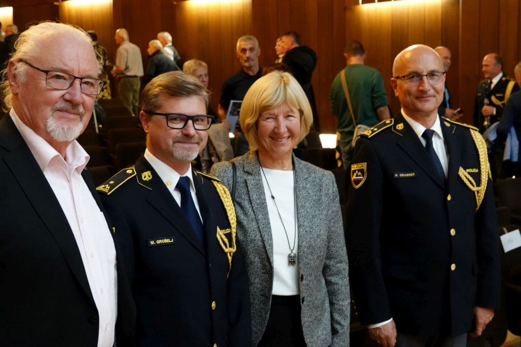 Z leve stojijo: Ervin Hartman, Marjan Grošelj, Alenka Adamič, Roman Grabner