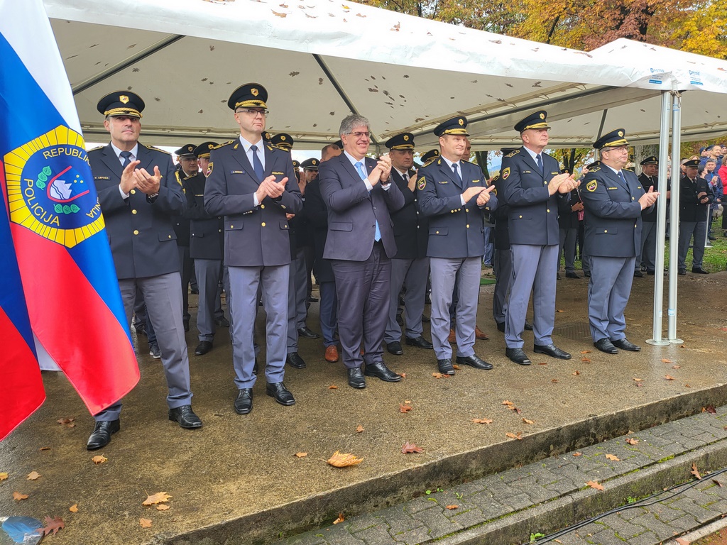 V vrsti stojijo visoki gostje
