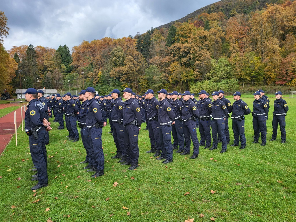 Policisti diplomanti v vrstah
