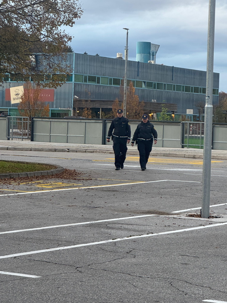 Policist in policistka hodita čez po mestu