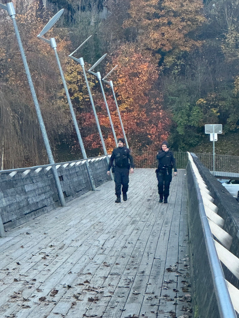 Policist in policistka hodita čez lesen most