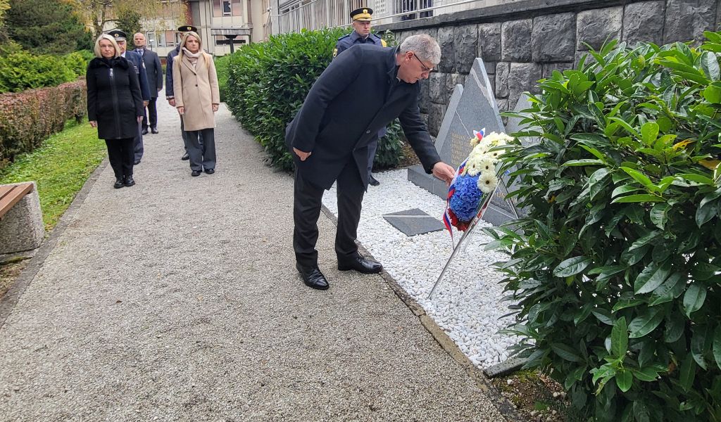 delegacija pri polaganju venca v Tacnu