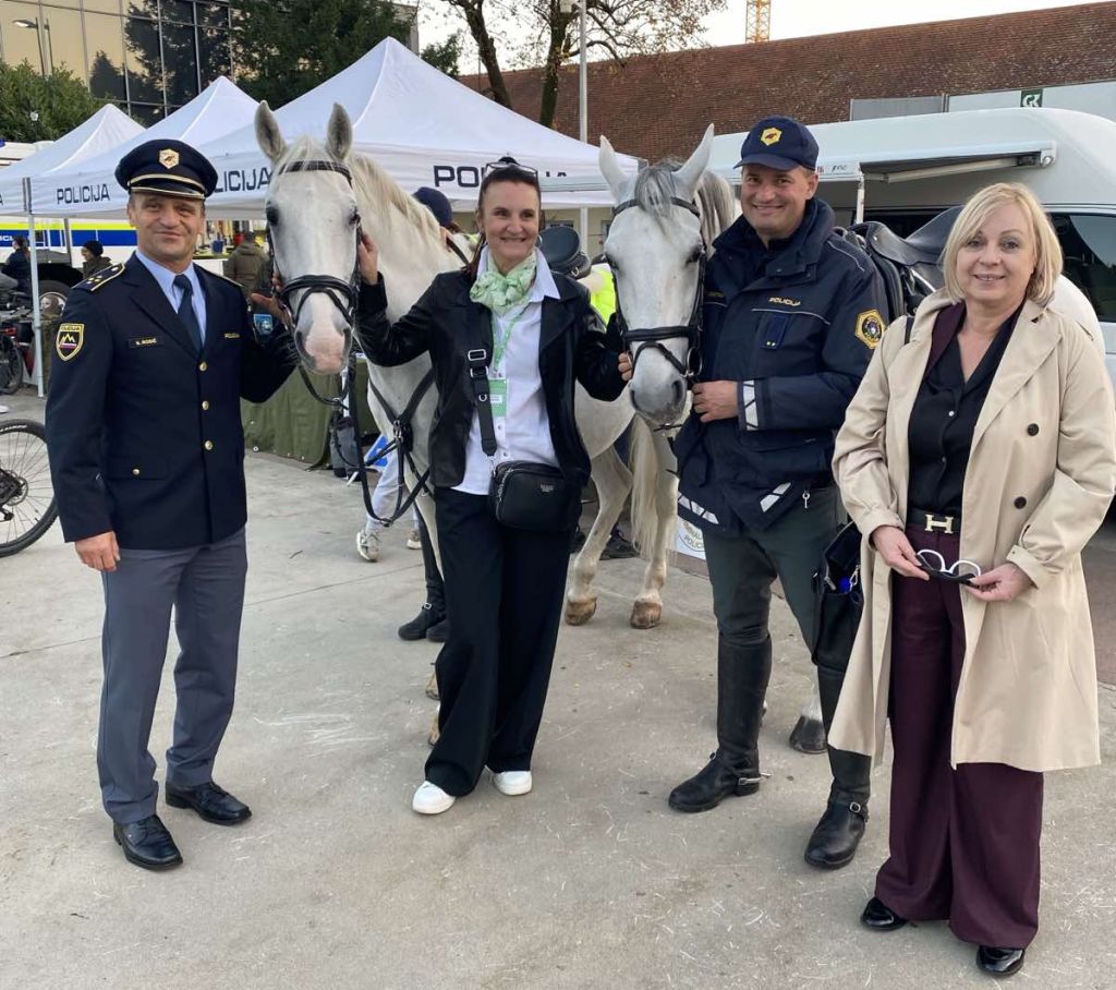 Skupinska slika predstavnika policije s policistom in organizatorkama kariernega sejma