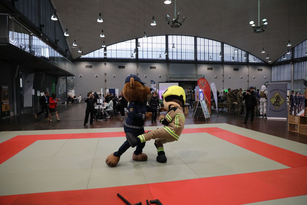 Maskoti policije in gasilske brigade se "ruvata" na blazinah