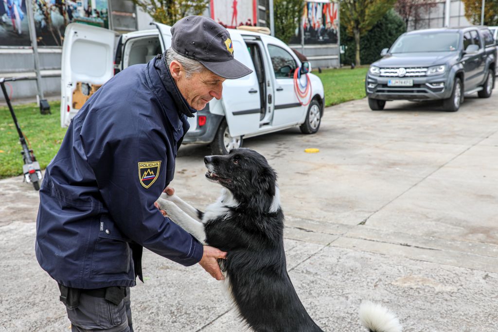 Policist s službenim psom