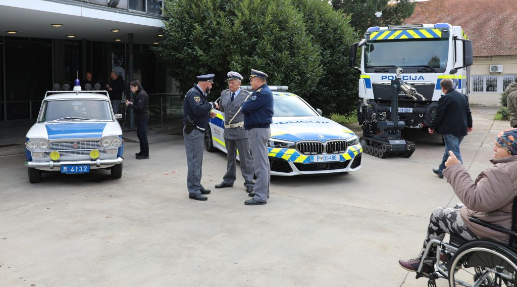 Policijska vozila in policisti na ploščadi