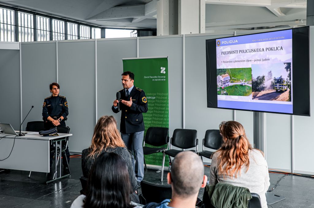 Policist med predavanjem o poklicu policista
