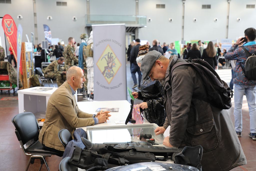 Kriminalist med razlago obiskovalcem