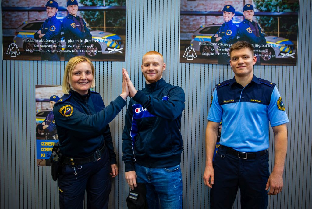 Eden od mladih obiskovalcev s policistoma