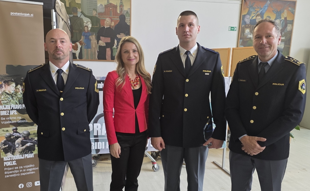 Načelnik PP Ljubljana Šiška Peter Preinfalk, državna sekretarka na notranjem ministrstvu Tina Heferle, policist Matej Pogačar in direktor PU Ljubljana Tomislav Omejec