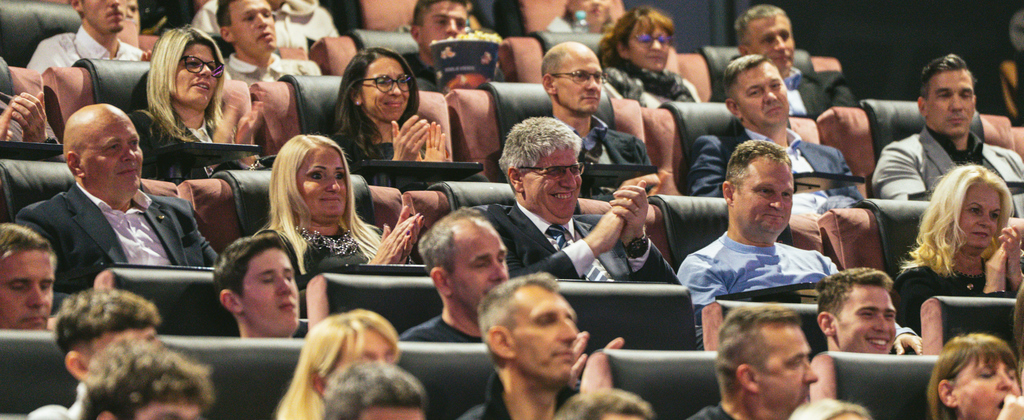 Vodstvo ministrstva in policije med publiko