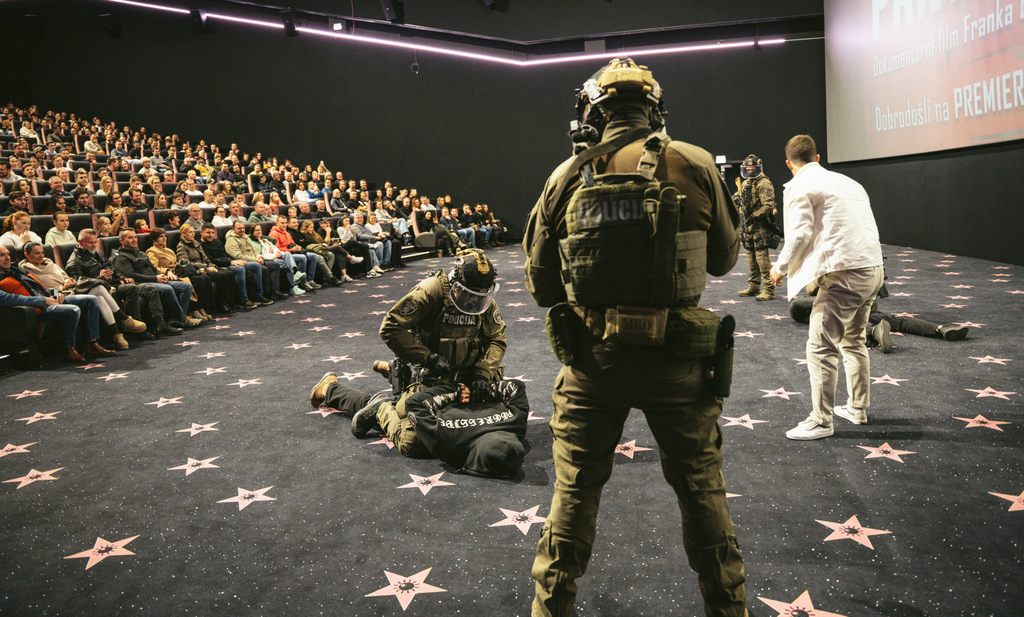 Prikazna točka napada na Franka Bajca, posredujejo policijski specialci