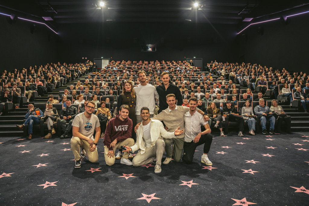 Skupinska fotografija snemalne ekipe, v ozadju občinstvo