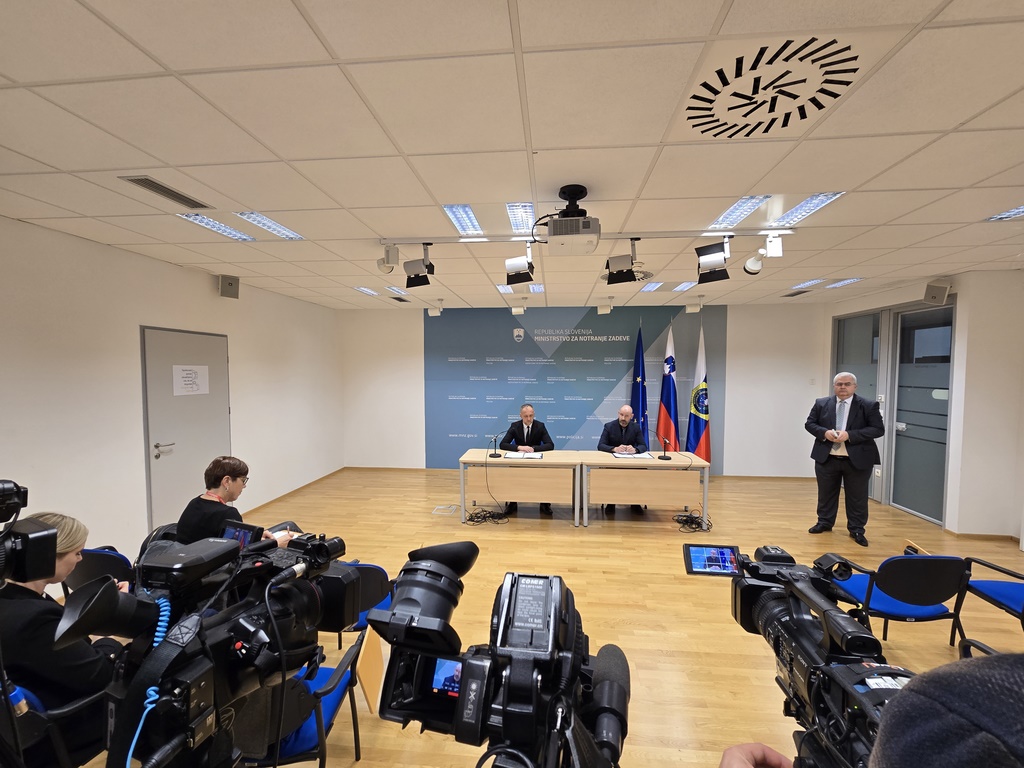 Novinarska konferenca, spredaj kamere, v ozadju Podbelšek in Tekavec