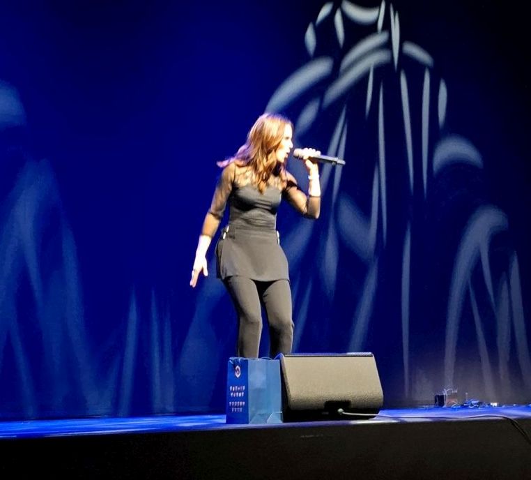 Pevka Nina Pušler med nastopom