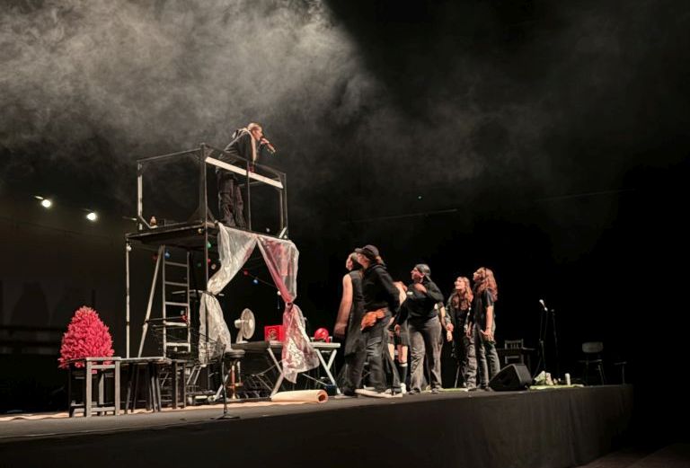 Prizor iz predstave na odru