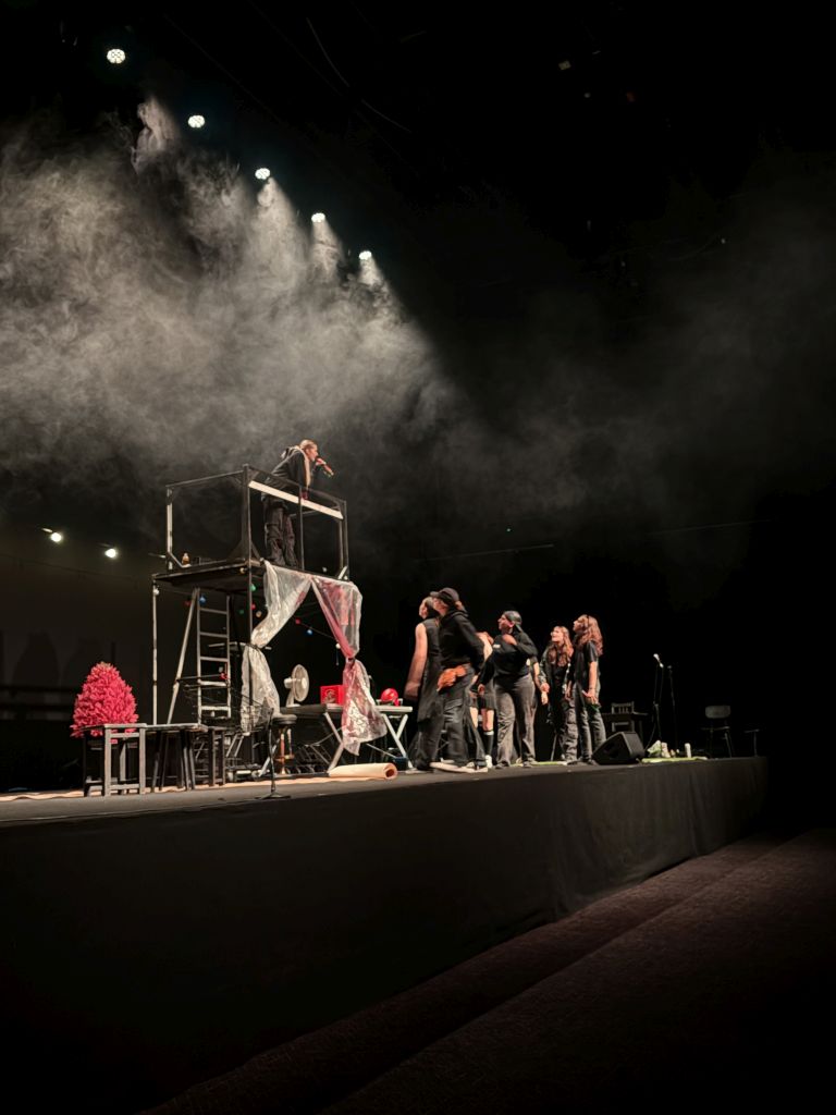 Prizor iz predstave na odru