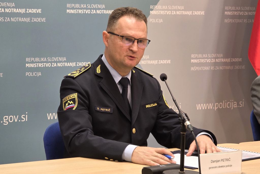 Generalni direktor policije med izjavo na novinarski konferenci