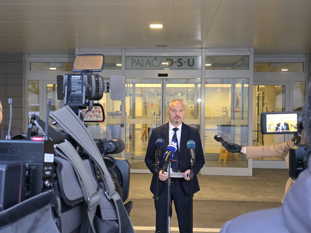 Darko Muženič podaja izjavo za medije