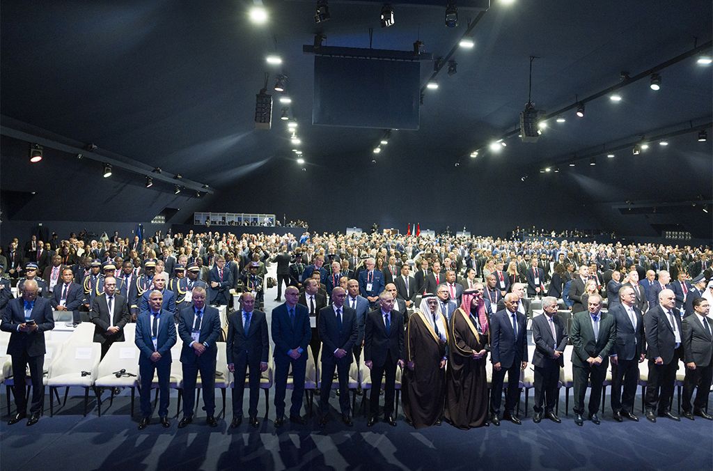 Udeleženci generalne skupščine Interpola v dvorani