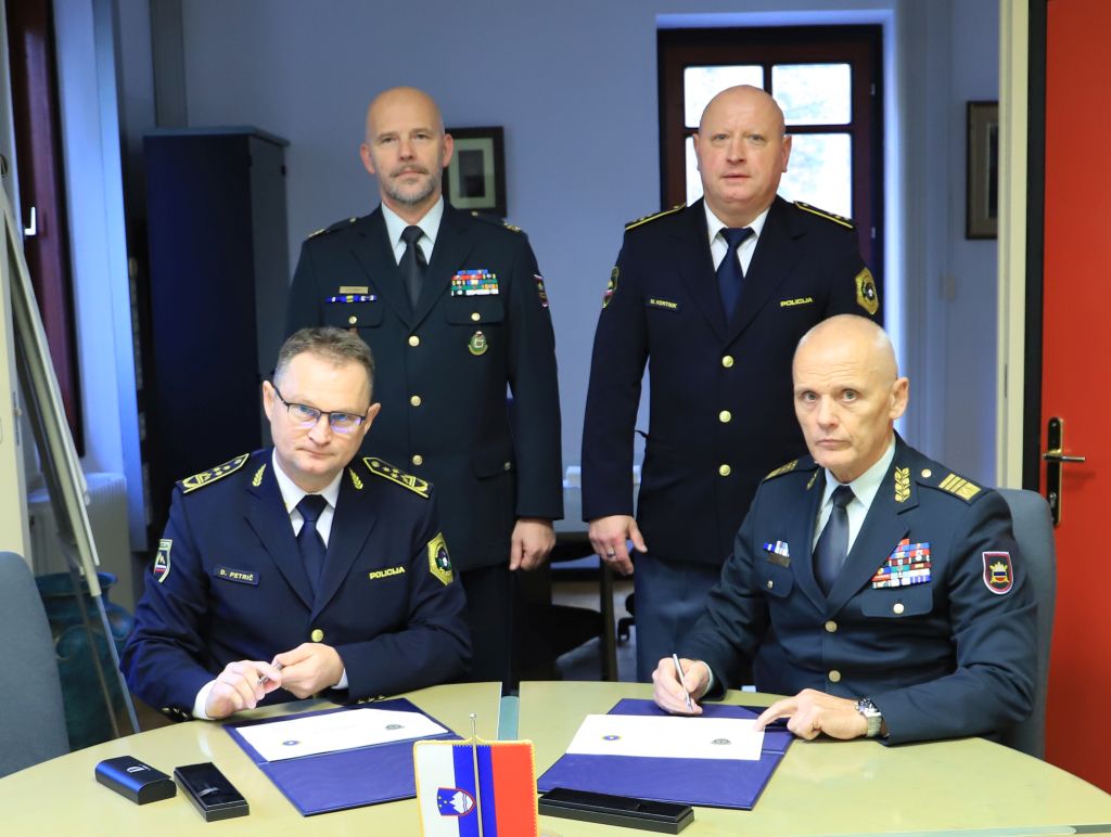 Med podpisovanjem načrta - skupinska slika (Petrič, Kosmač, Kortnik, Glavaš)