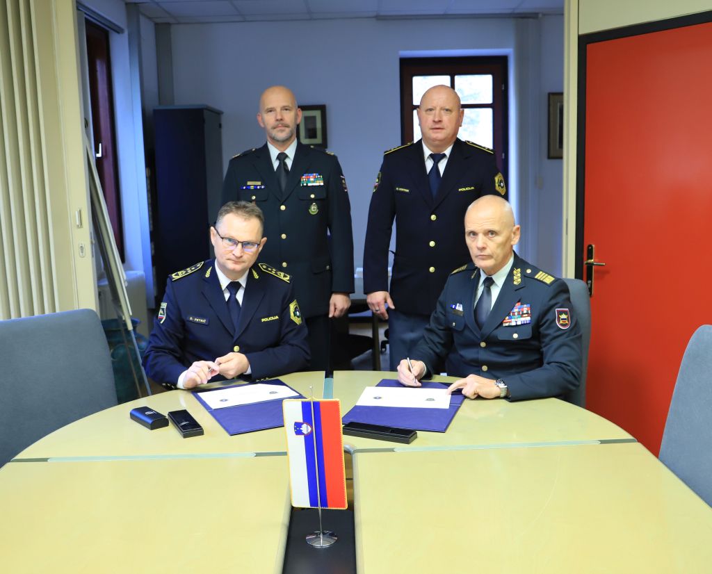 Med podpisovanjem načrta - skupinska slika (Petrič, Kosmač, Kortnik, Glavaš)