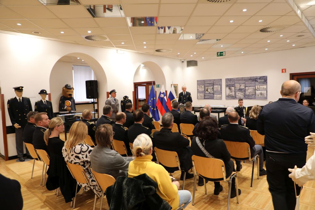 Udeleženci med slovesnostjo ob odprtju razstave v prostorih Bele galerije