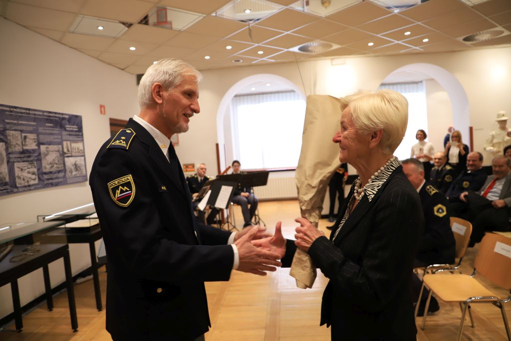 Delić med izročanjem šopka rož Biserki Debeljak