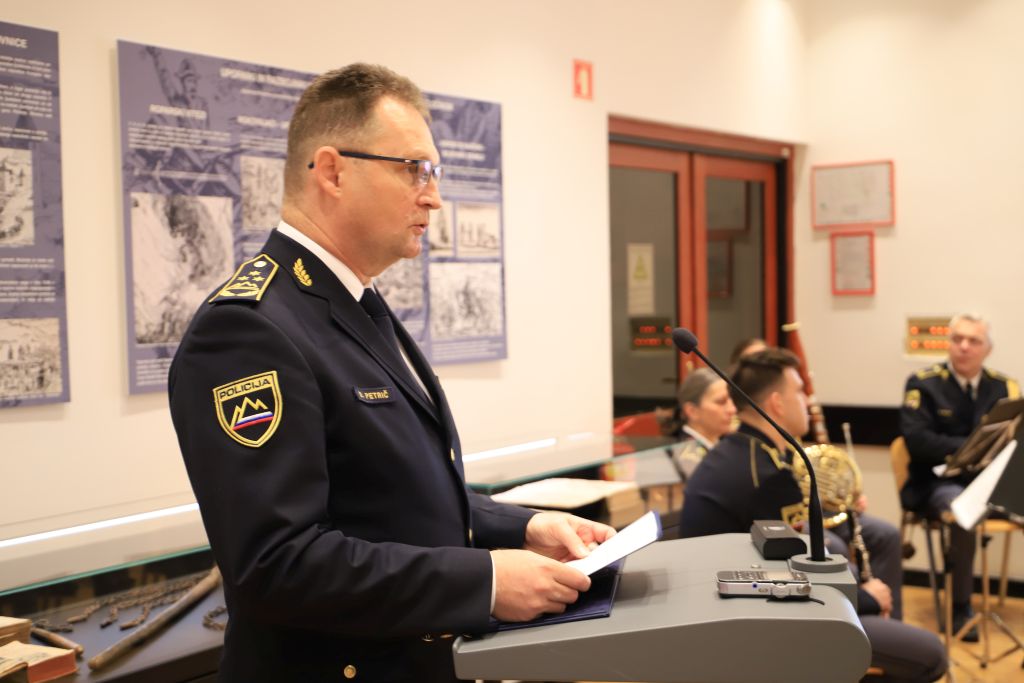 Generalni direktor policije med nagovorom