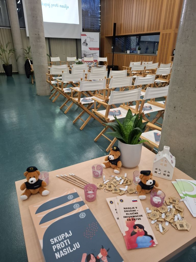 Preventivno gradivo policije, razstavljeno na mizi.