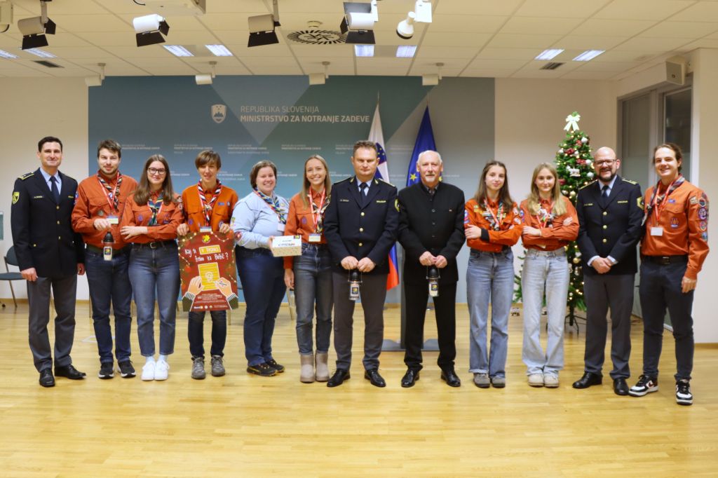 Skupinska slika: vodstvo policije, ministrstva, skavti in odgovorni za duhovno oskrbo v policiji