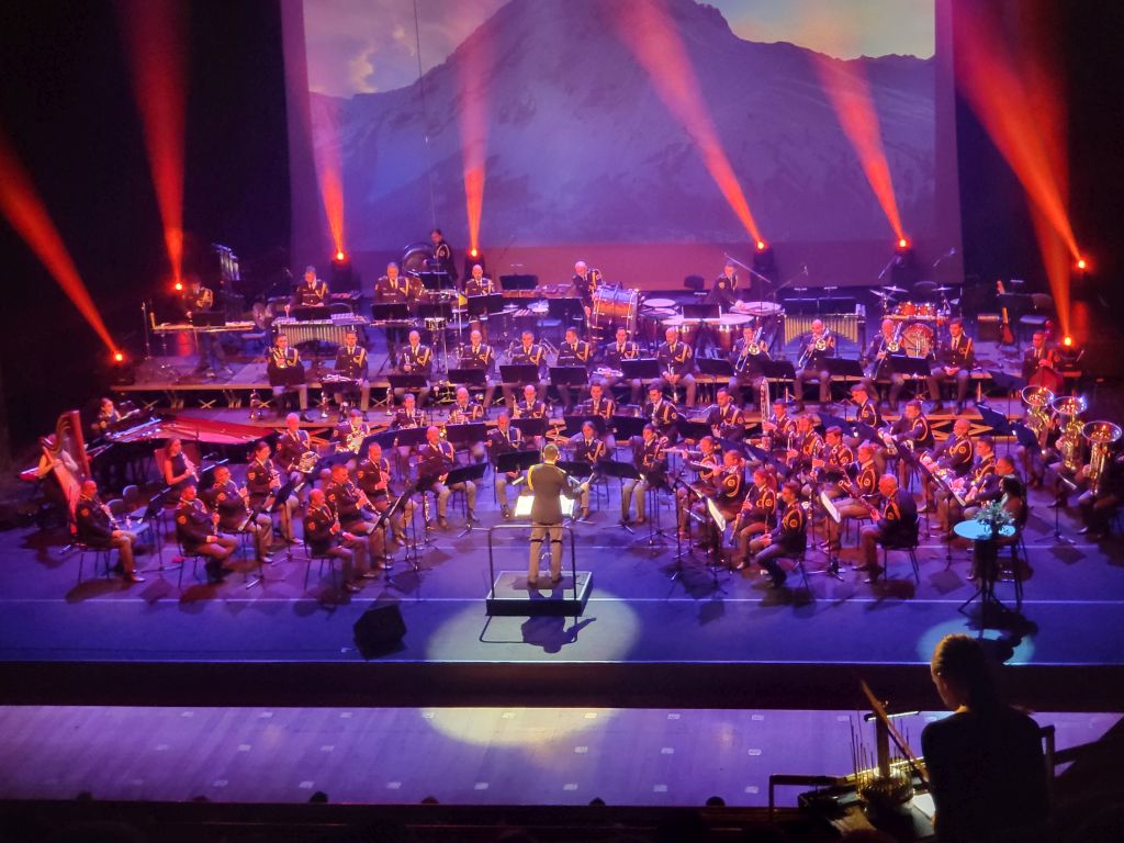 Policijski orkester v polni postavi na odru Gallusove dvorane, pogled od zgoraj