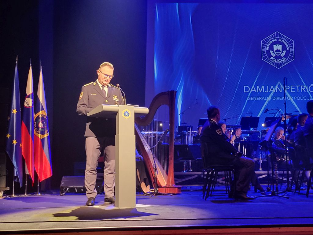 Generalni direktor policije med nagovorom