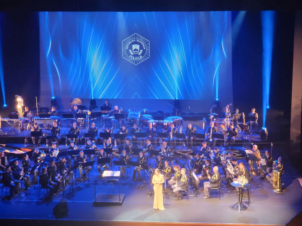 Povezovalka Maja Martina Merljak na odru napoveduje novo skladbo.