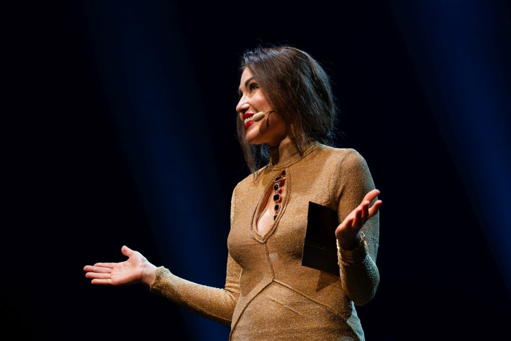 Igralka Maja Martina Merljak med povezovanjem koncerta