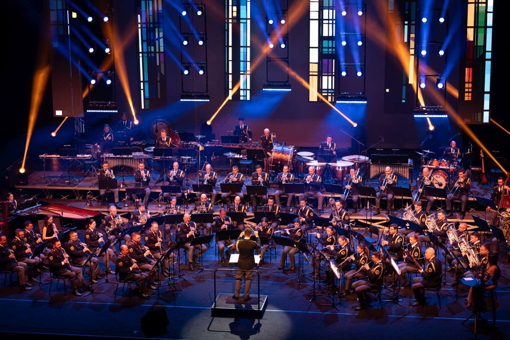 Policijski orkester v polni postavitvi na odru Gallusove dvorane, pogled od zgoraj