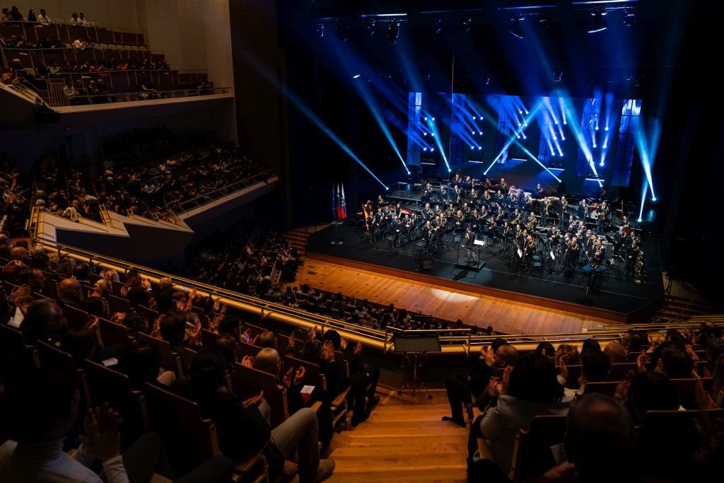 Polna dvorana v Cankarjevem domu, v ospredju publika na balkonih