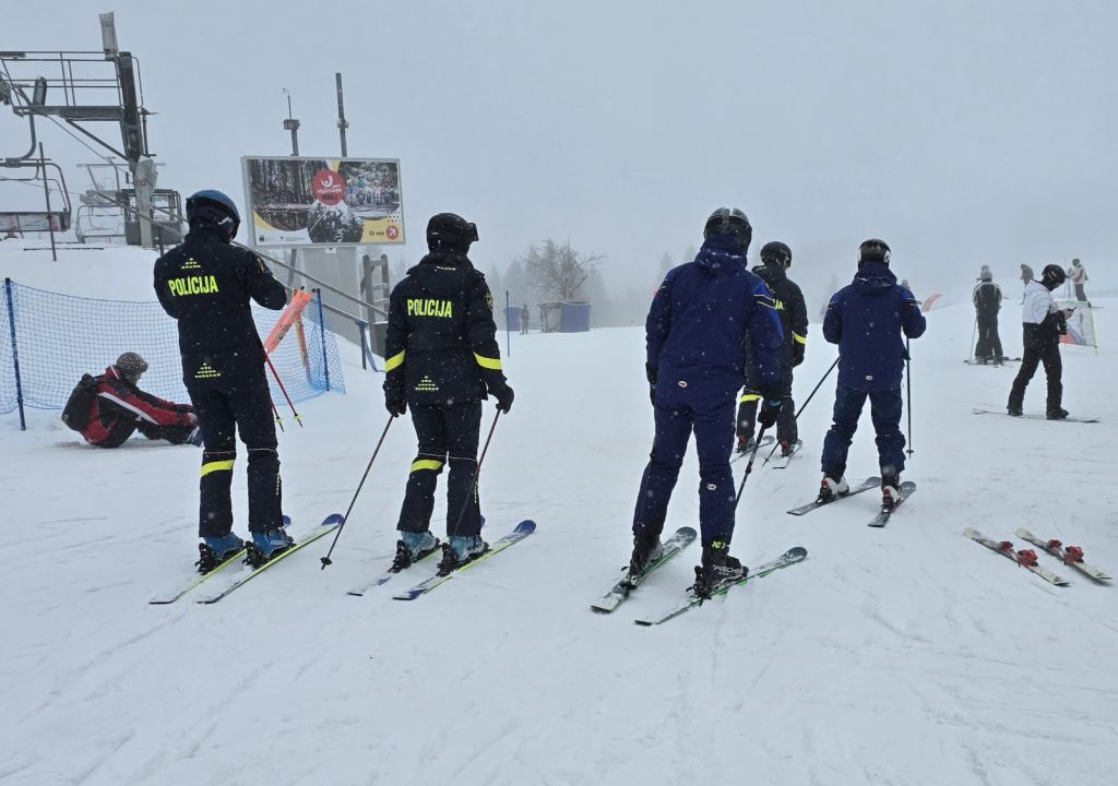 Policisti smučarji se pripravljajo na spust po smučišču