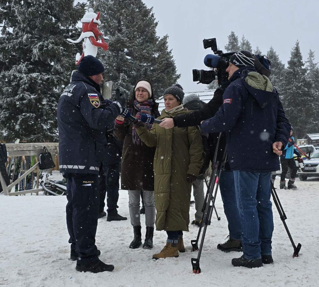 Alojz Sladič in novinarji stojijo zunaj na snegu med izjavo za medije