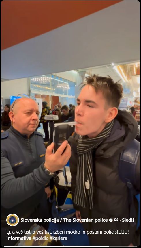 Izsek iz videa. Na posnetku fant preskuša pihanje v alkotest.