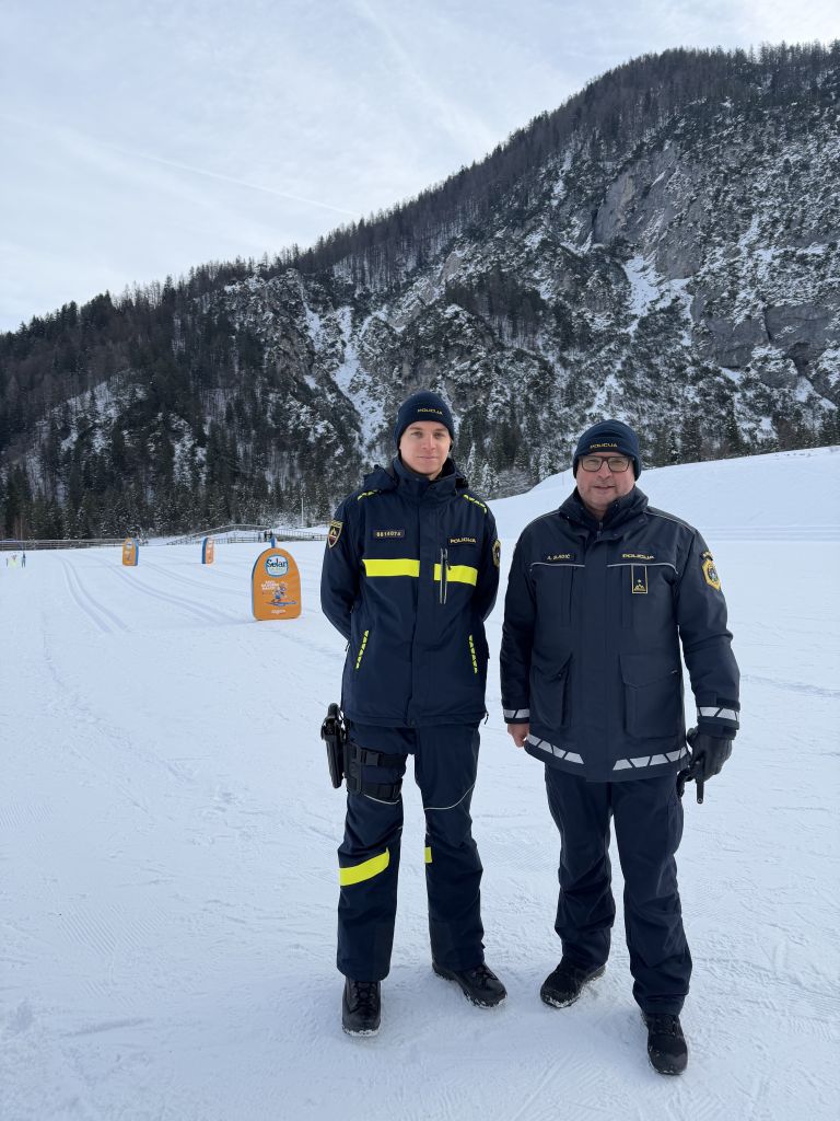 Z leve na snegu stojita: Blažič, Sladič