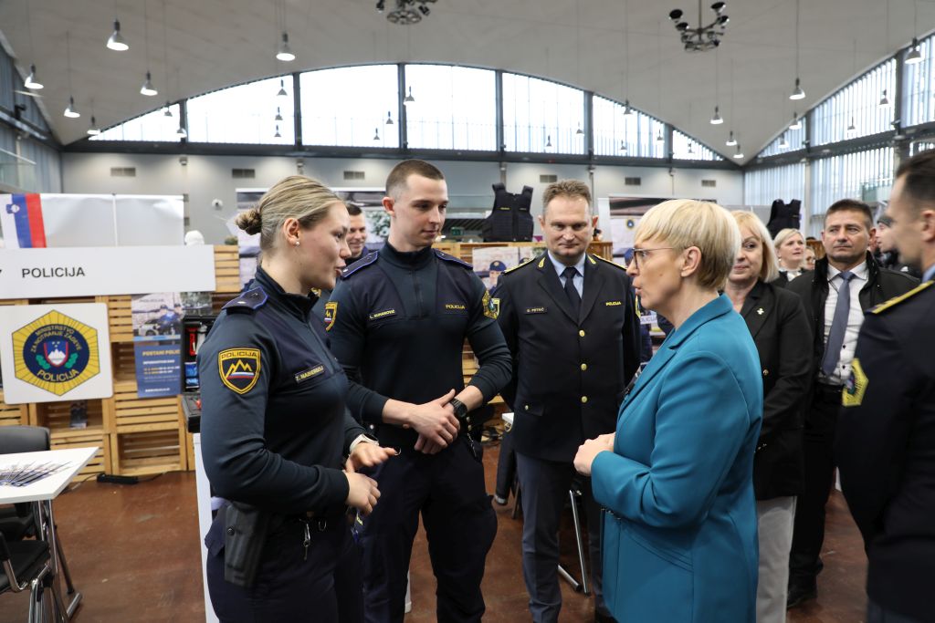 Policistka v pogovoru s predsednico države, poleg so policist, generalni direktor policije in direktorica zavoda za zaposlovanje.