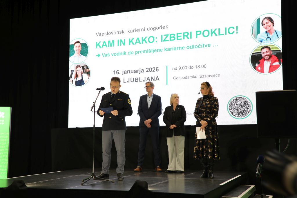 Petrič na odru Gospodarskega razstavišča med nagovorom ob odprtju