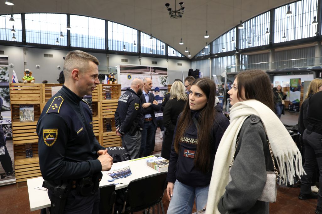 Policist se pogovarja z obiskovalkama