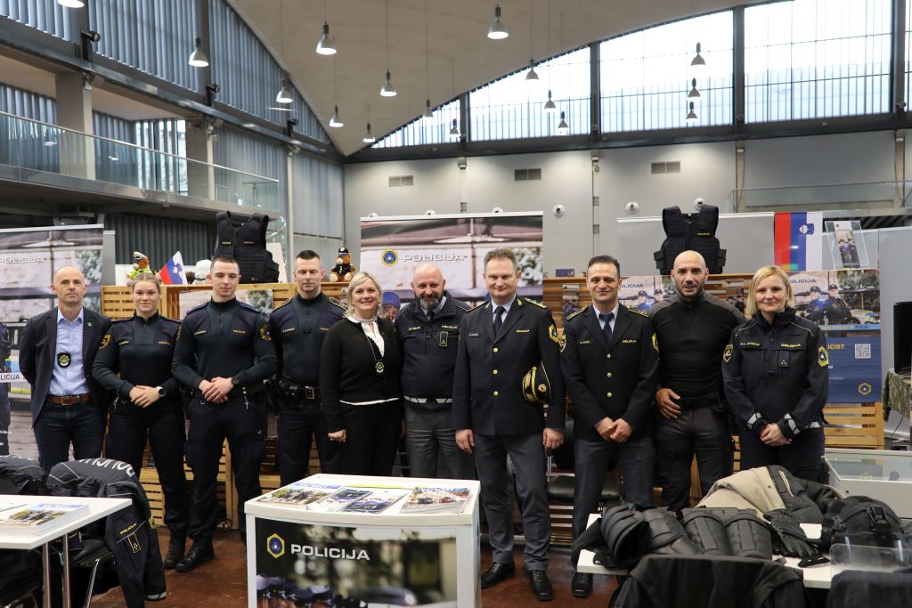 Ekipa sodelujočih predstavnikov policije na sejmišču, v sredini je tudi generalni direktor policije