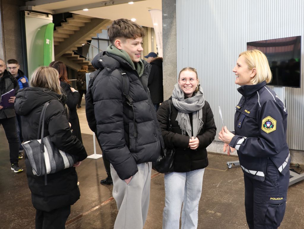 A police officer in a relaxed conversation with two young visitors