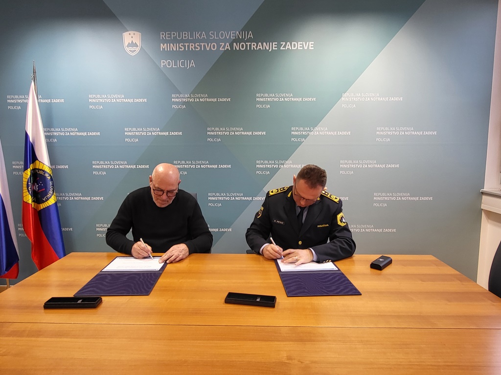 Jožef Grah in Damjan Petrič podpisujeta dokument