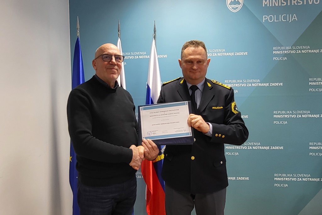 Jožef grah in Damjan Petrič pred zastavami